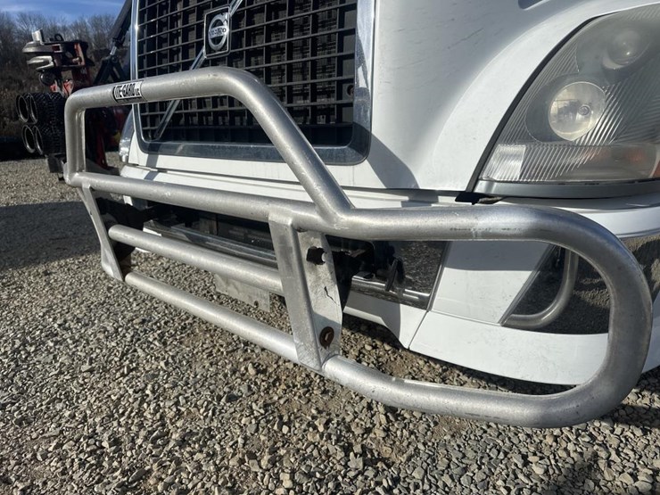 2011-volvo-10-image-15