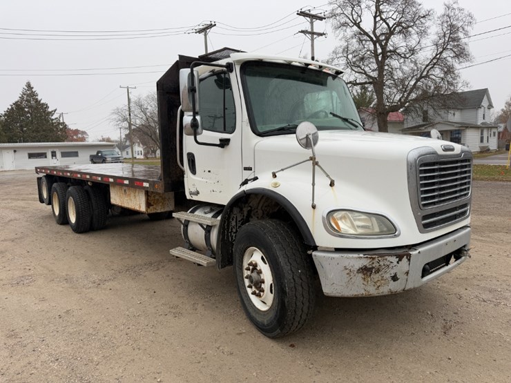 2006-freightliner-m2112-flatbed-image-1