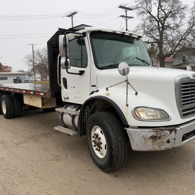 2006 Freightliner M2112 Flatbed