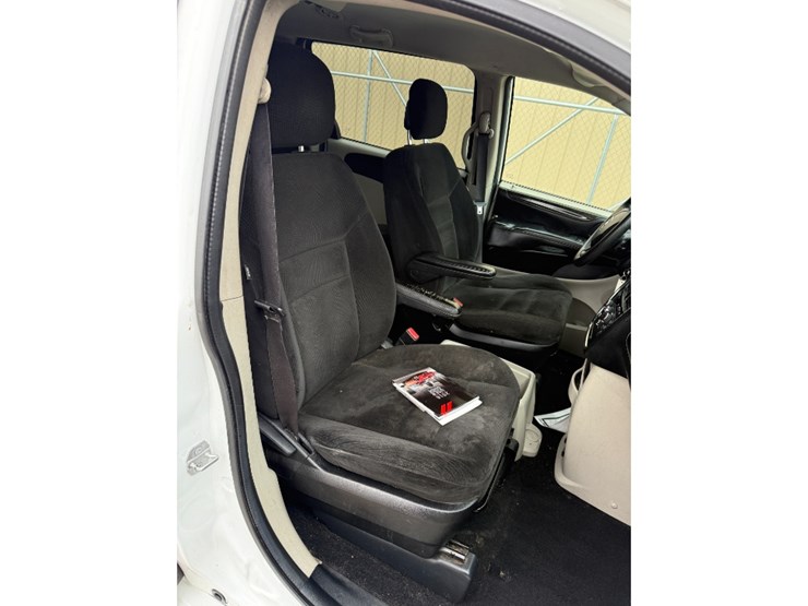 2016-dodge-grand-caravan-image-24