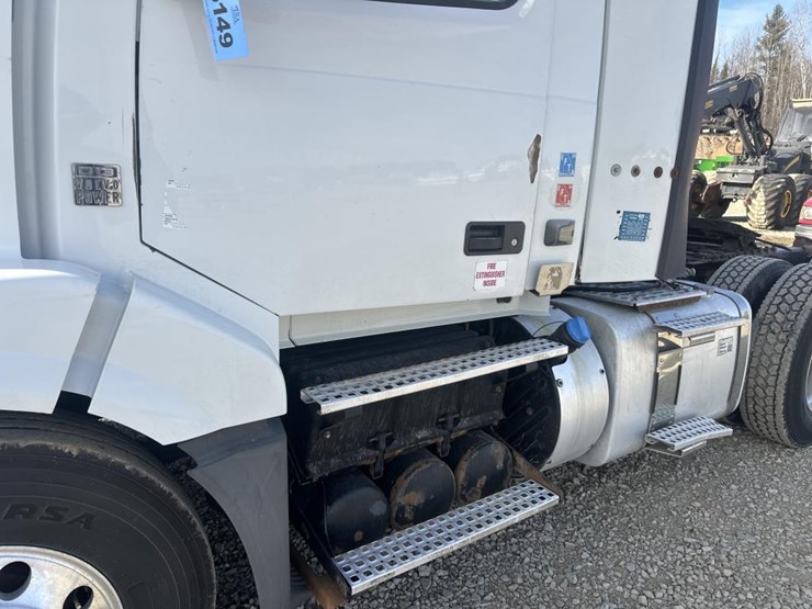 2011-volvo-10-image-14