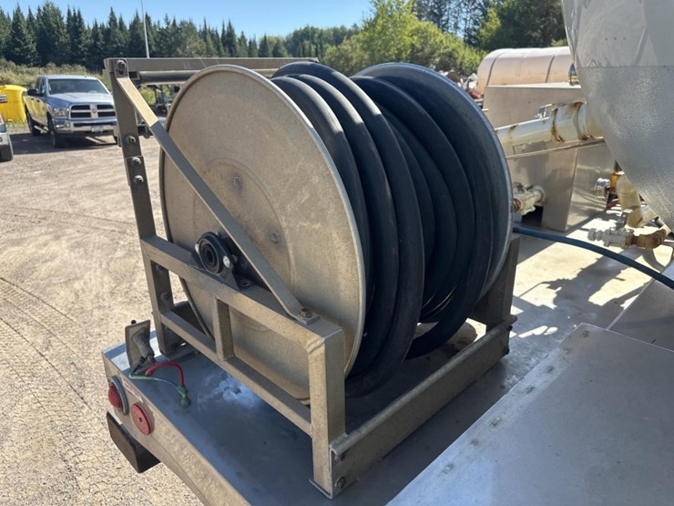 2013-freightliner-m2-106-image-20