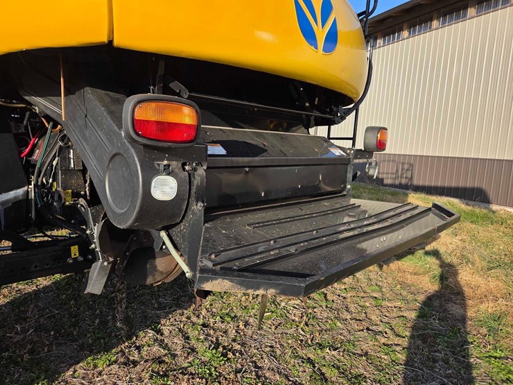 2010-new-holland-cr9065-image-27