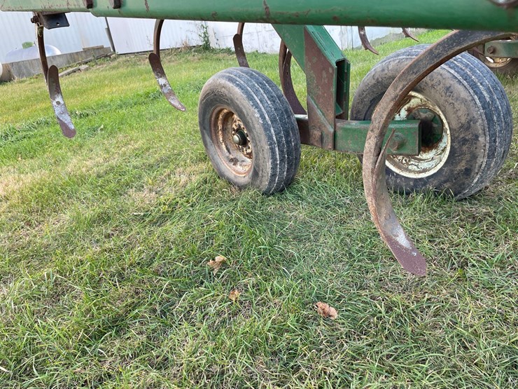 farmhand-soil-saver-13-shank-disc-chisel-image-9