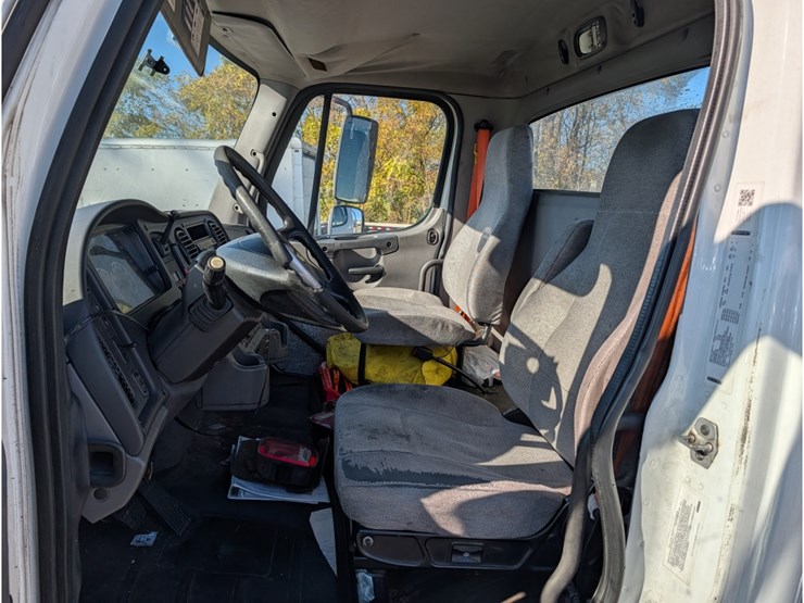 2016-freightliner-m2-day-cab-image-19