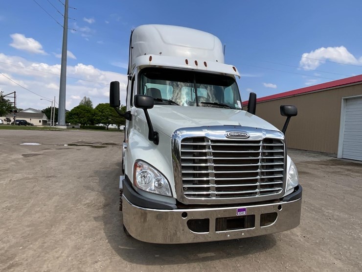 2016-freightliner-ca125-day-cab-image-5