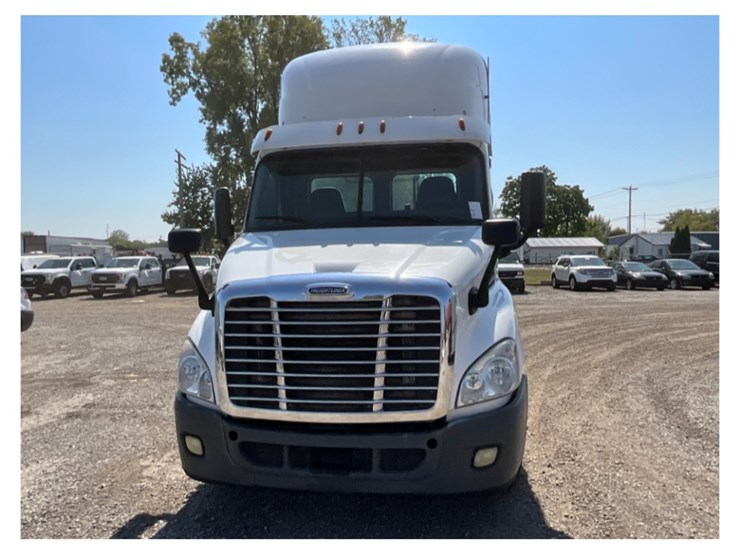 2016-freightliner-ca113-daycab-image-4