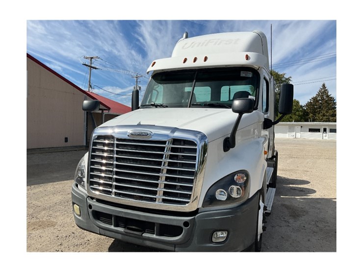 2014-freightliner-ca125-day-cab-image-3