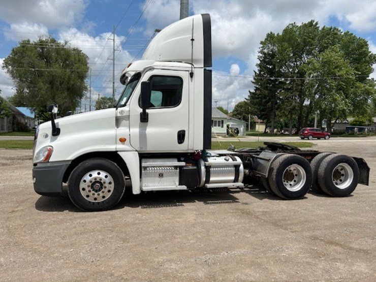 2016-freightliner-ca125-day-cab-image-6