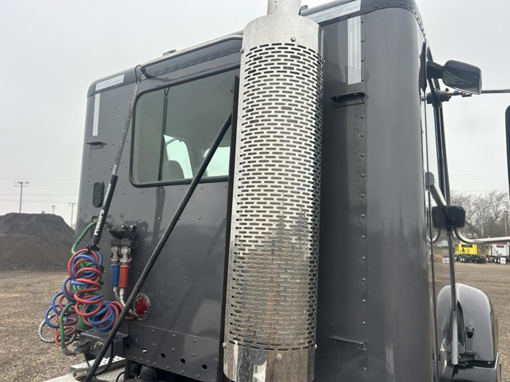 #1675-•-2016-freightliner-harrison-glider-kit-day-cab-truc-image-32