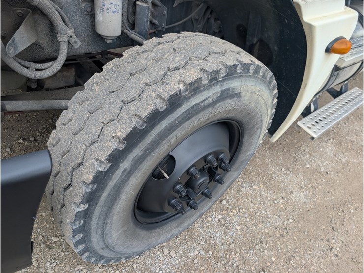 2005-freightliner-columbia-flatbed-w/-moffett-hookup-image-19