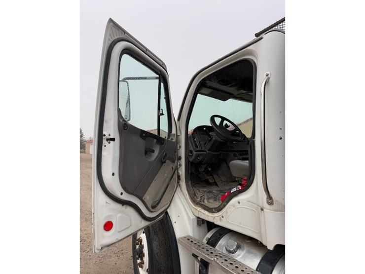 2006-freightliner-m2112-flatbed-image-11