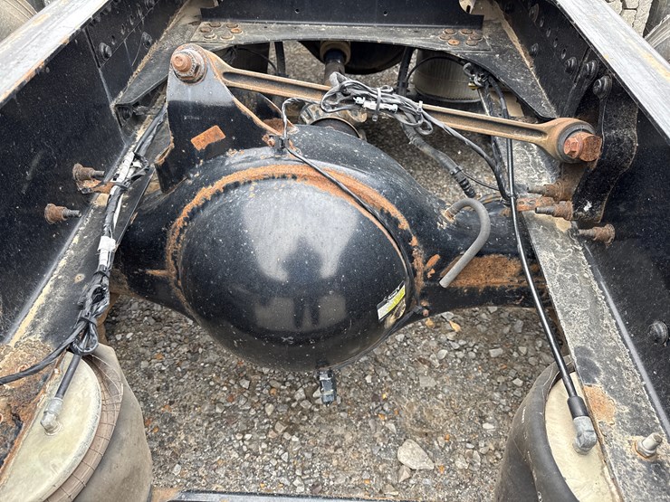 2011-volvo-10-image-7