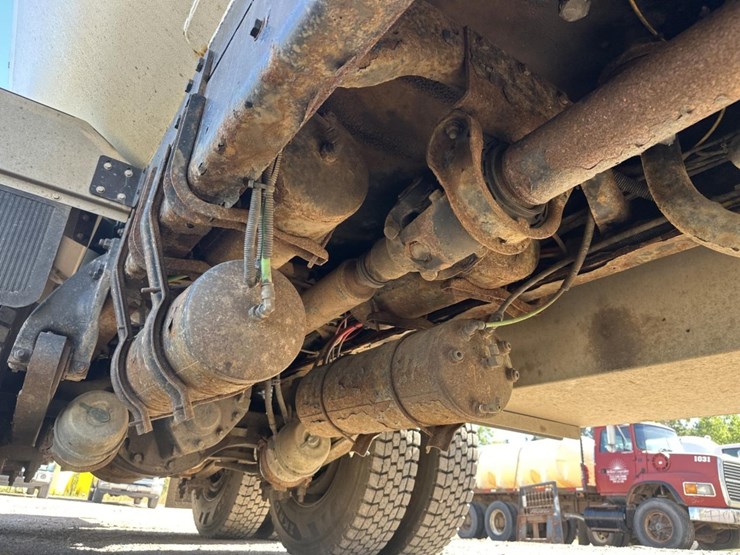 2013-freightliner-m2-106-image-64