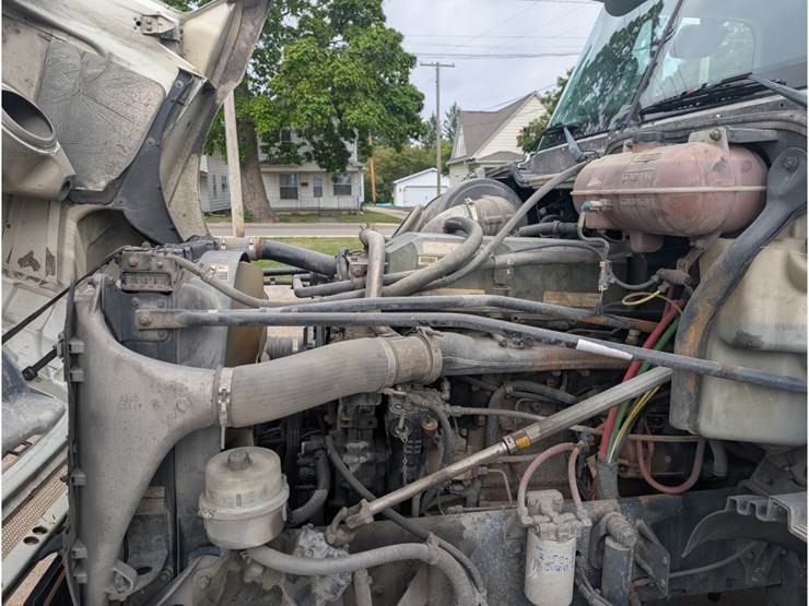 2005-freightliner-columbia-flatbed-w/-moffett-hookup-image-20