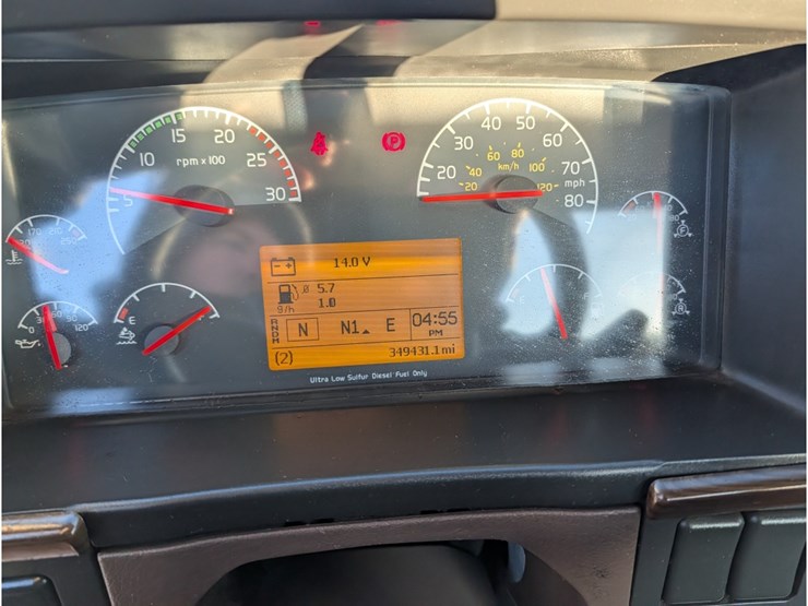 2015-volvo-vnl-day-cab-image-26