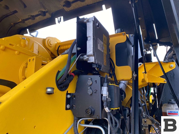 new-holland-340-image-22