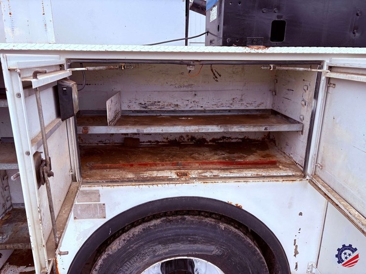 1998-freightliner-fl70-image-26