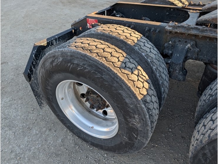 2014-volvo-vnl-day-cab-image-8