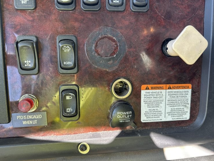 2013-freightliner-m2-106-image-42