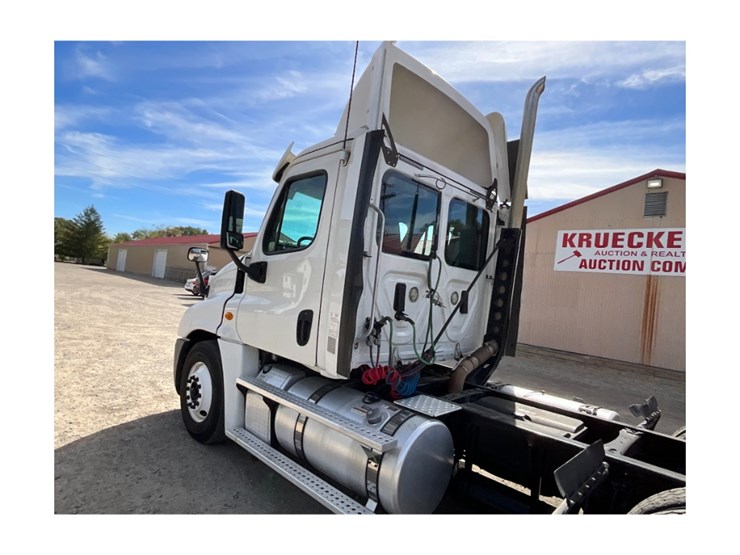 2014-freightliner-ca125-day-cab-image-16