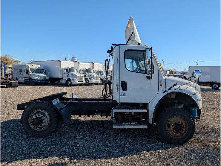 2016-freightliner-m2-day-cab-image-4