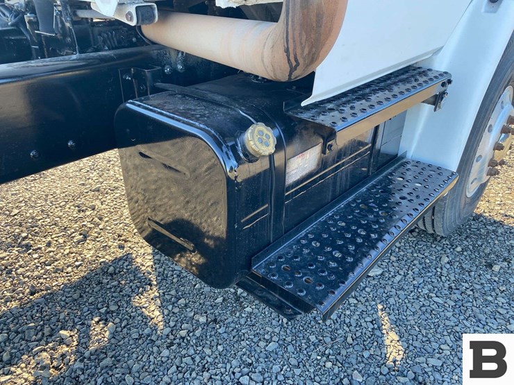 2002-freightliner-fl70-image-29