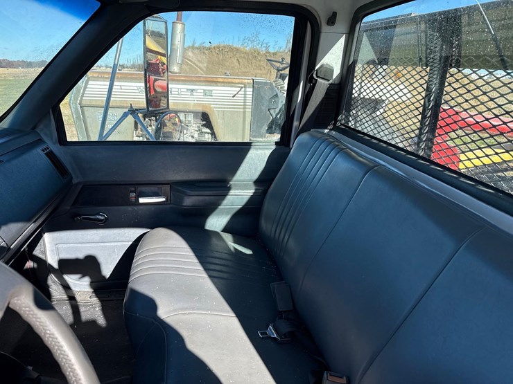 2001-chevy-c6500-truck-image-26