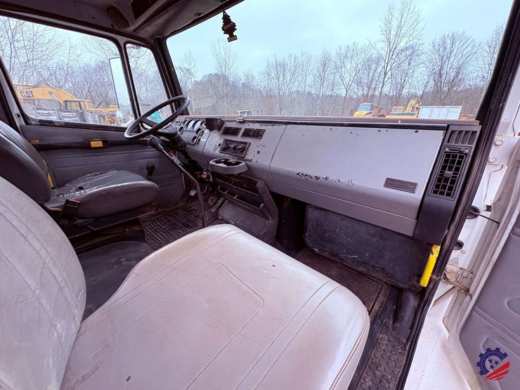 1998-freightliner-fl70-image-55