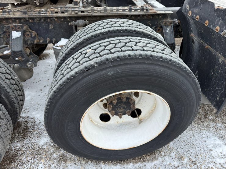 2011-volvo-vnl-day-cab-image-13