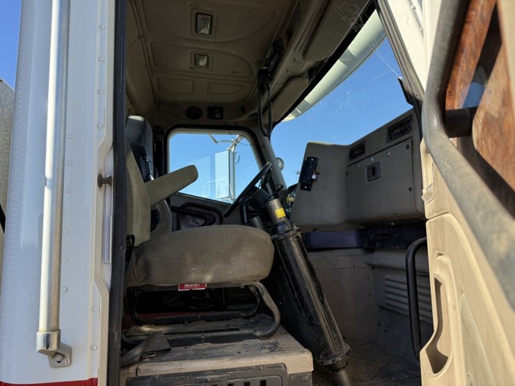 #1952-•-2008-international-eagle-day-cab-truck-tractor-image-41