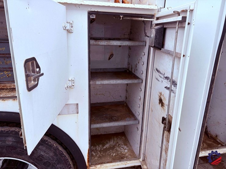 1998-freightliner-fl70-image-46