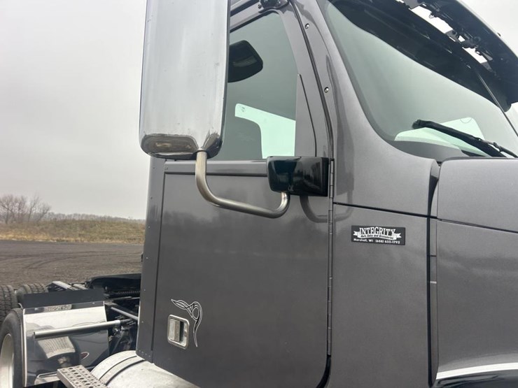 #1675-•-2016-freightliner-harrison-glider-kit-day-cab-truc-image-24