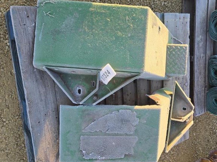 #7324-•-pair-john-deere-4440-front-fenders-image-1