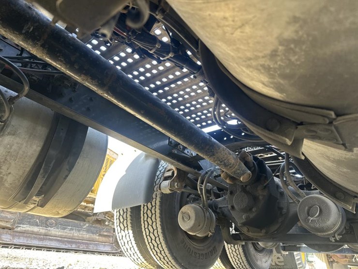 2011-volvo-10-image-43