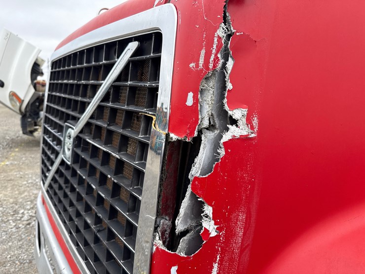 2011-volvo-10-image-33