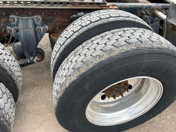 2016-freightliner-ca125-day-cab-image-13