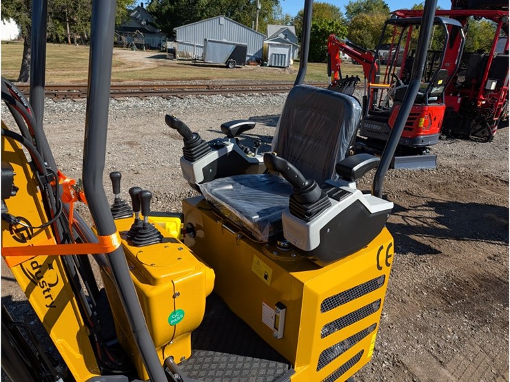 cfg-mx12rx-mini-excavator-w/-mechanical-thumb-image-9