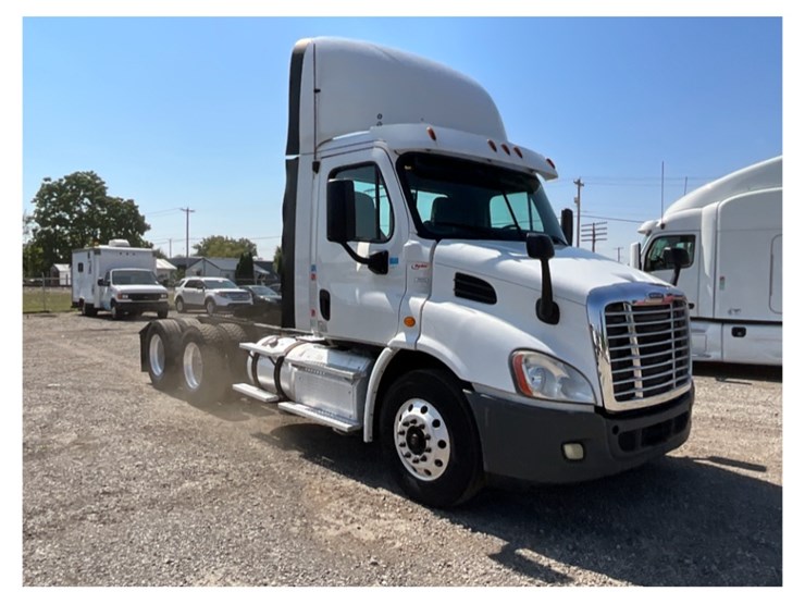 2016-freightliner-ca113-daycab-image-7