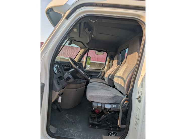 2016-freightliner-ca113-day-cab-image-18