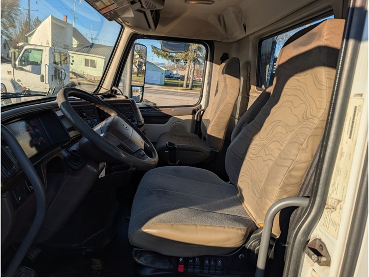 2014-volvo-vnl-day-cab-image-22