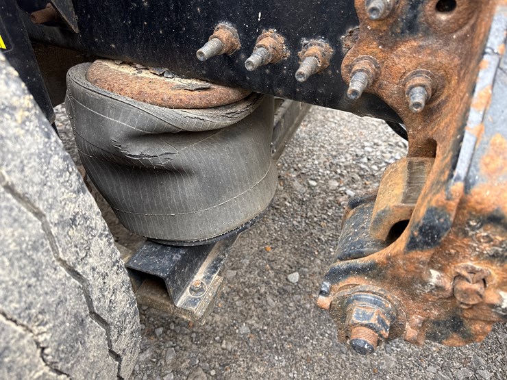 2011-volvo-10-image-11