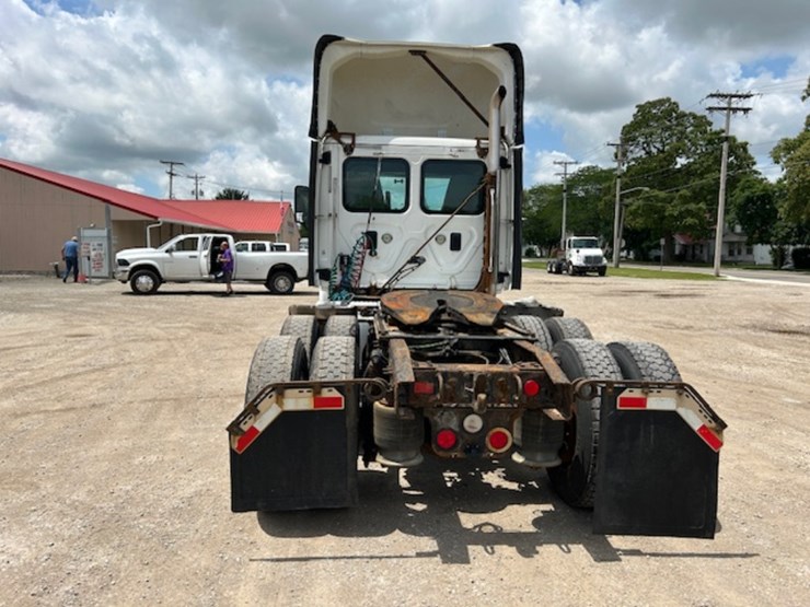 2016-freightliner-ca125-day-cab-image-7