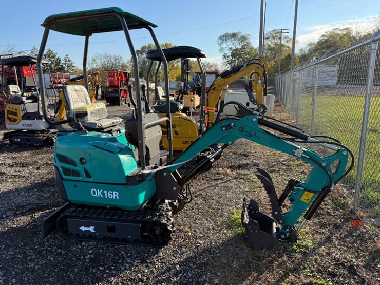 cfg-qk16r-mini-excavator-w/-hydraulic-thumb-image-2