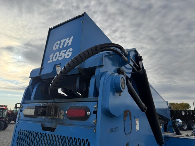 #1460-•-2014-genie-1056-telehandler-image-15