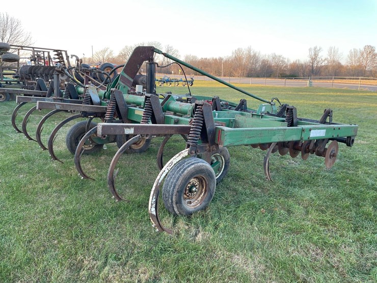 farmhand-soil-saver-13-shank-disc-chisel-image-12