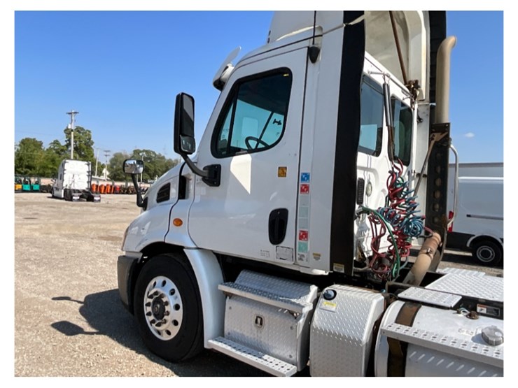 2016-freightliner-ca113-daycab-image-18
