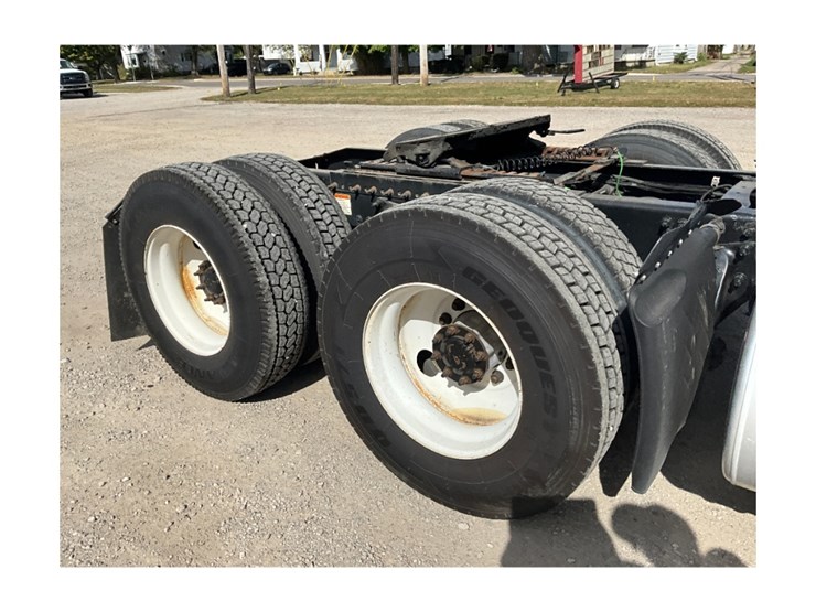 2014-freightliner-ca125-day-cab-image-9