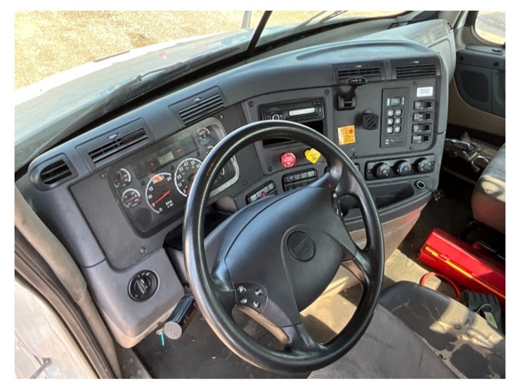 2016-freightliner-ca113-daycab-image-24