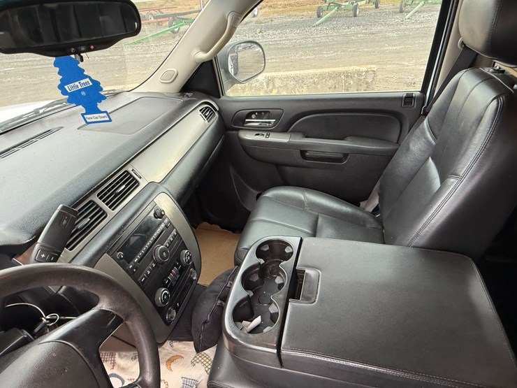 2012-chevrolet-suburban-image-25